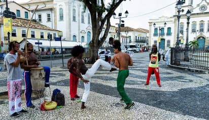 Capoeira sur une place historique au Brésil, avec musique et danse, symbole de la culture populaire vécue lors d’une année scolaire au Brésil.