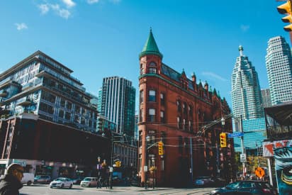 Vue de Toronto avec bâtiments modernes et historiques pendant un echange scolaire en Canada, entre ville et architecture