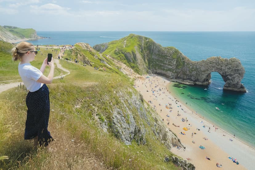 Étudiante admirant la côte anglaise et la plage, moment de découverte pendant une année scolaire en Angleterre.