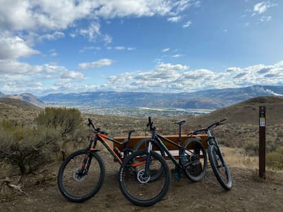 Vélos de montagne avec vue sur lac et montagnes au Canada liés au systeme scolaire et aux activités sportives.