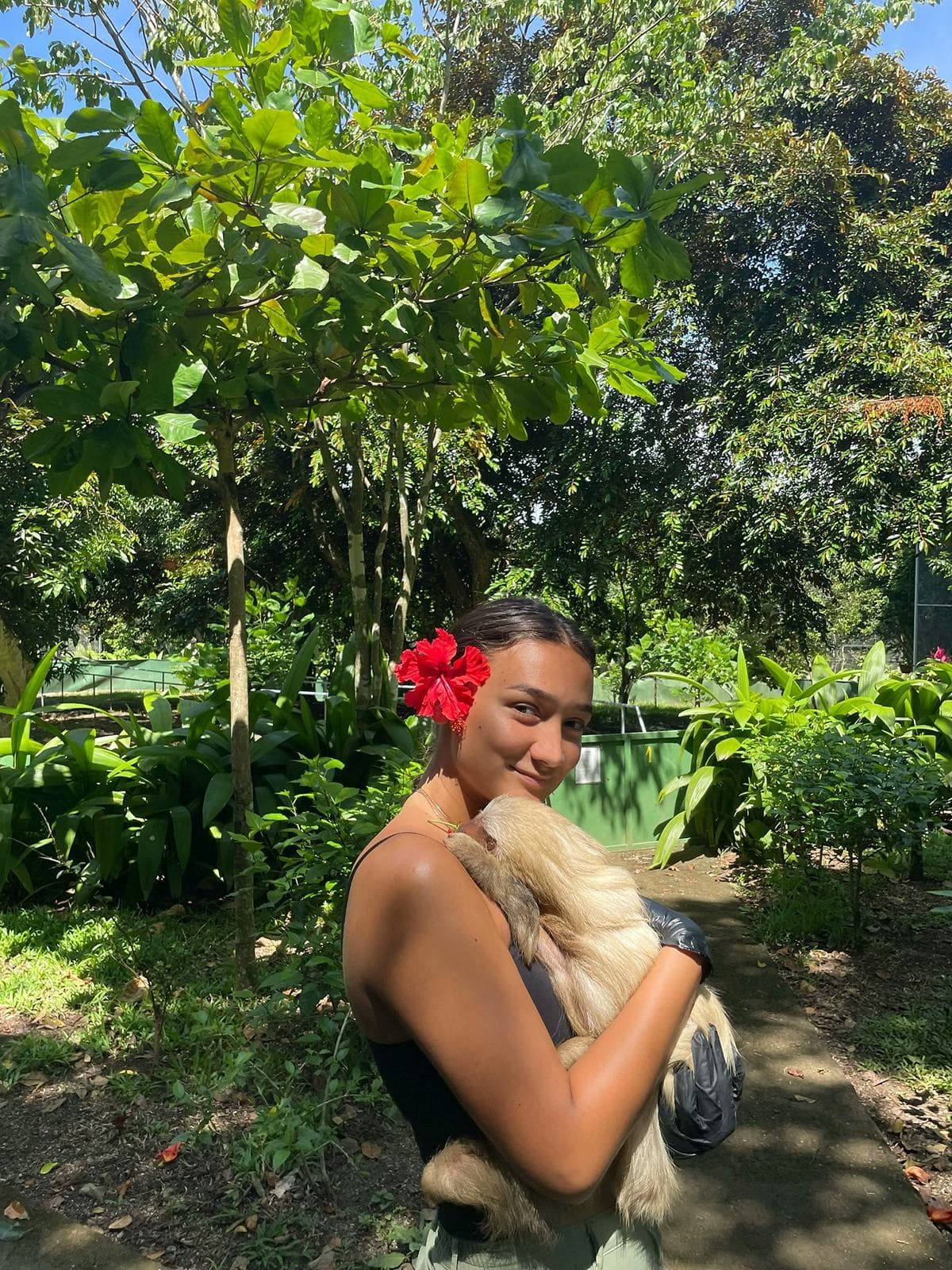 Séjours linguistiques au Costa Rica, étudiante avec un animal exotique dans la jungle